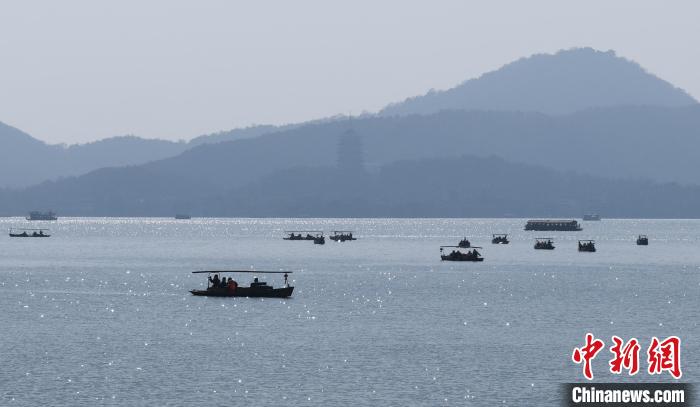 杭州西湖湖面上众多游船游弋。　王刚 摄