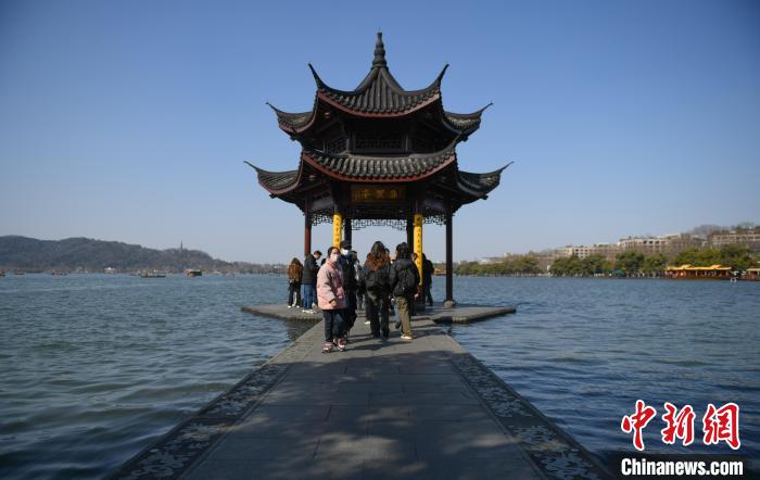 游客在杭州西湖集贤亭参观游览。　王刚 摄