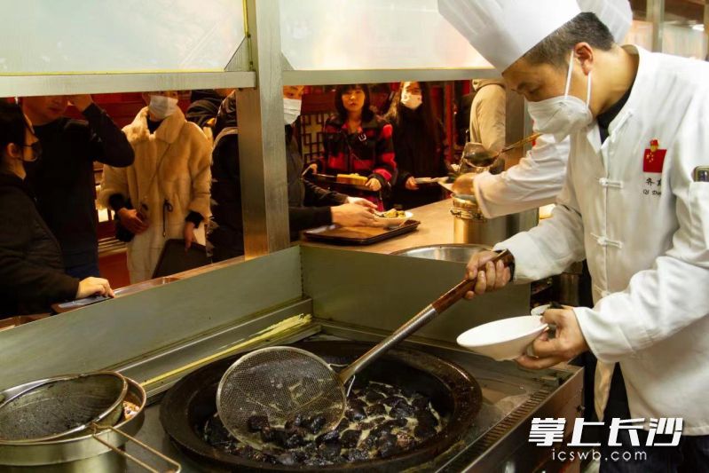 2月4日，坡子街火宫殿一派忙碌景象，厨师们正抓紧准备各种食材。