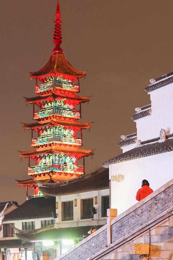灯光秀以3d投影的方式，在秦峰塔塔身讲述古镇的发展故事。阮忠摄