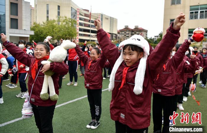 图为2月8日，福州市鼓楼第二实验小学参加校园大拜年活动的学生跳起欢快的兔子舞。