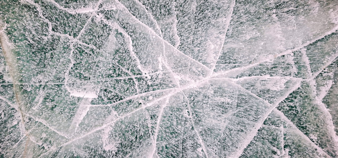 这是琼穆岗嘎冰川冰湖湖面的“气泡冰”（手机照片，2月20日摄）。