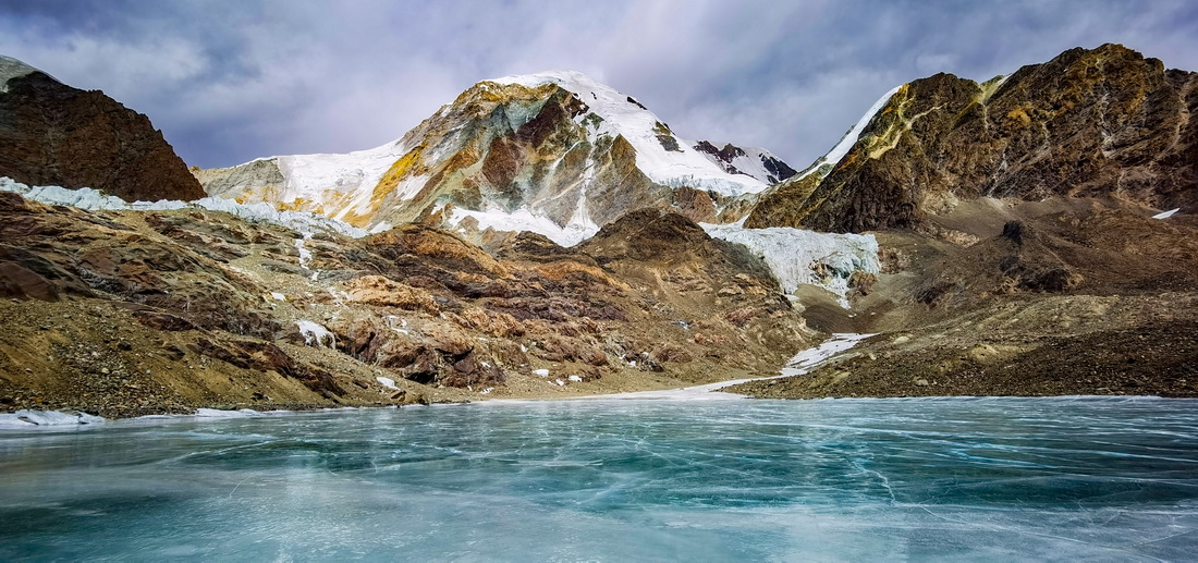 这是琼穆岗嘎冰川上的一处冰湖（手机照片，2月20日摄）。