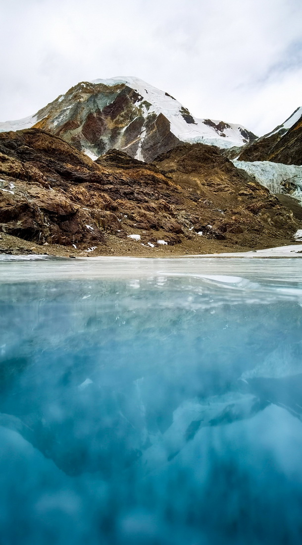 这是琼穆岗嘎冰川上的一处冰湖（手机照片，2月20日摄）。