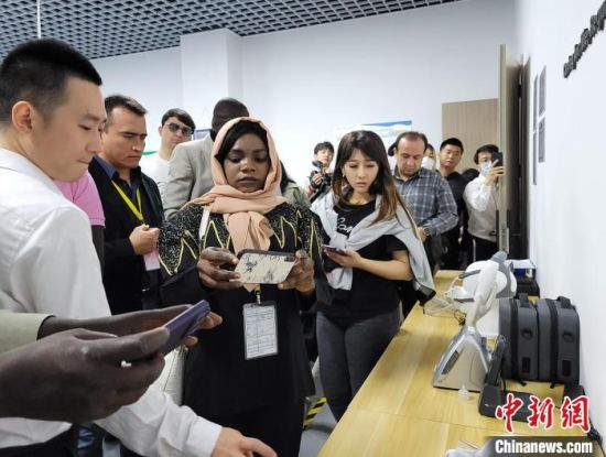 3月3日，来华研修班24国学员在海口综合保税区参观一处医疗器械生产车间。　王晓斌 摄