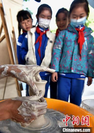 图为学生在活动上参观义窑青白瓷手工技艺。　张斌 摄