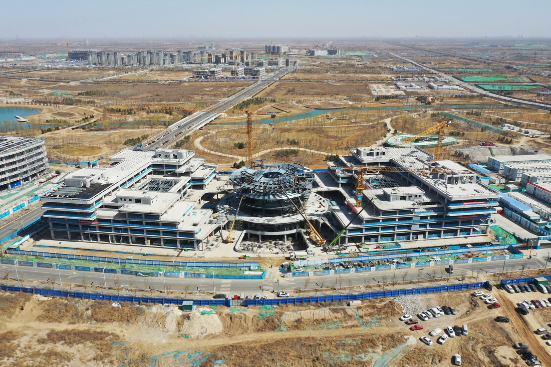 这是位于雄安新区启动区的中国电信智慧城市产业园项目现场（3月15日摄，无人机照片）。
