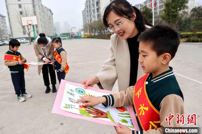 3月21日，在山东省临沂市兰山区柳青街道，街道中心幼儿园的小节水宣讲员正在给居民讲解节水知识。　许传宝 摄