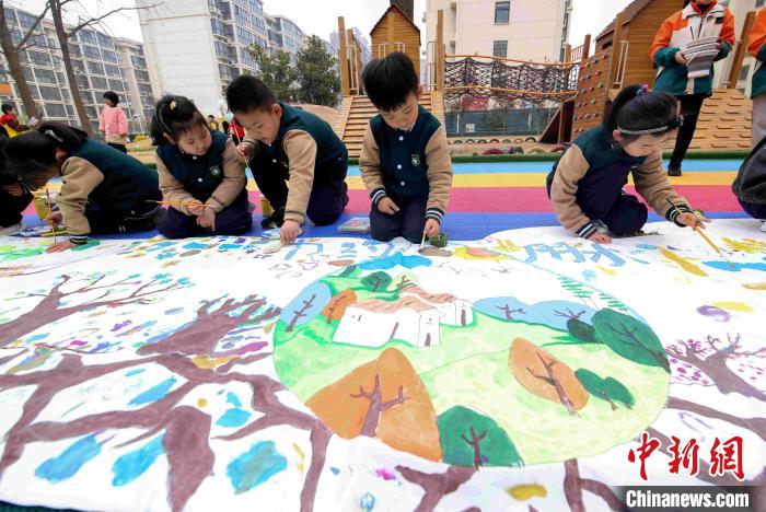 3月21日，在山东省临沂市兰山区柳青街道中心幼儿园，孩子们正在绘制节水主题的画卷。　许传宝 摄