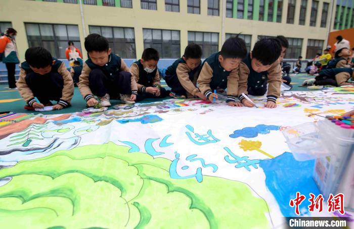 3月21日，在山东省临沂市兰山区柳青街道中心幼儿园，孩子们正在绘制节水主题的画卷。　许传宝 摄