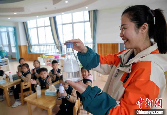 3月21日，在山东省临沂市兰山区柳青街道中心幼儿园，老师正在为孩子们展示污水治理小实验。　许传宝 摄