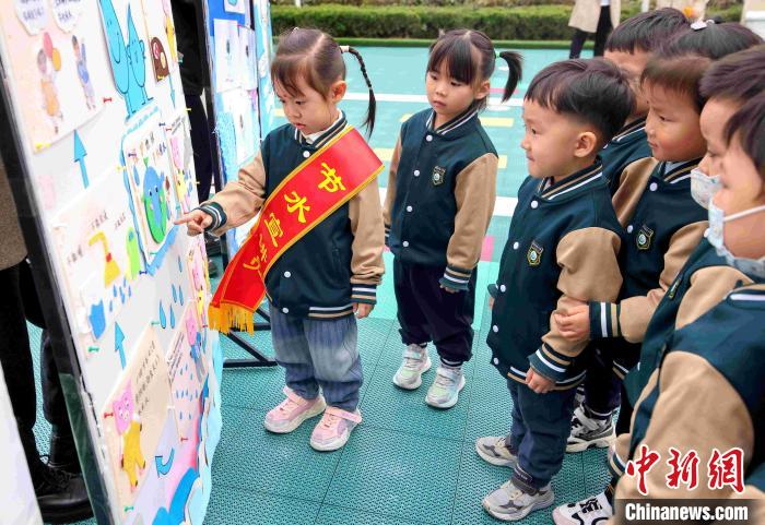3月21日，在山东省临沂市兰山区柳青街道中心幼儿园，一位小节水宣传员正在为小朋友讲解节水知识。　许传宝 摄