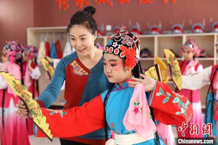 3月22日，宽城满族自治县第三小学戏曲课堂，学生在老师的指导下进行形体训练。　刘环宇 摄