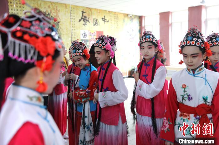 3月22日，宽城满族自治县第三小学戏曲课堂，学生在上京剧课。　刘环宇 摄