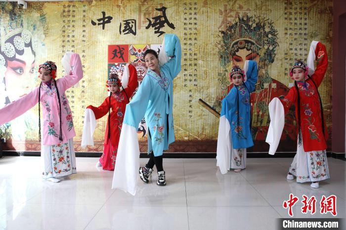 3月22日，宽城满族自治县第三小学戏曲课堂，学生在老师的指导下表演《卖水》选段。　刘环宇 摄