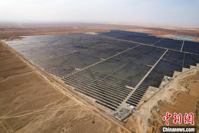 甘肃民乐戈壁滩上建起“光伏城”年发电量超1.8亿千瓦时