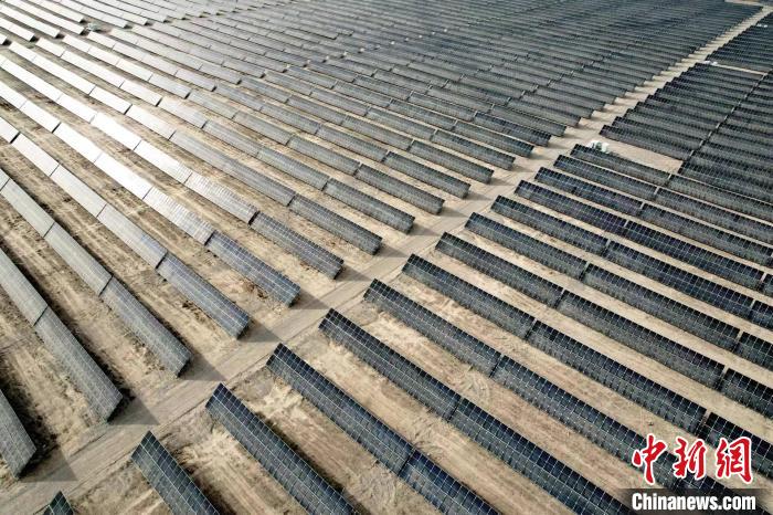 图为3月底，航拍镜头下的甘肃民乐县三墩滩10万千瓦光伏建设项目现场。　陈思宏 　摄