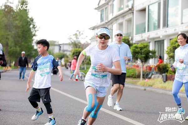 雷竞技RAYBET安踏儿童携手洱海生态廊道开启追风开跑活动 引领新生代爱上跑步(图4)