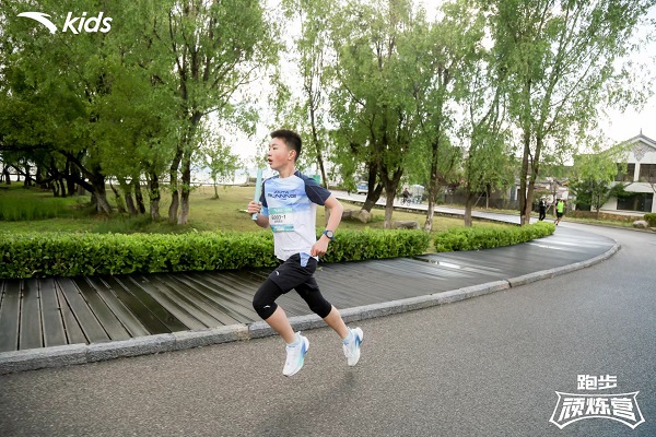 雷竞技RAYBET安踏儿童携手洱海生态廊道开启追风开跑活动 引领新生代爱上跑步(图14)