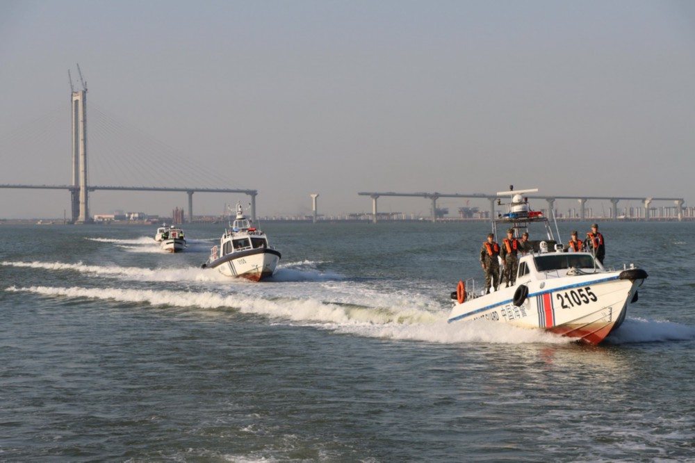 广东海警局联合海上执法相关部门对重点海域进行海上编队巡逻（2022年10月11日摄）。新华社发（江子波 摄）