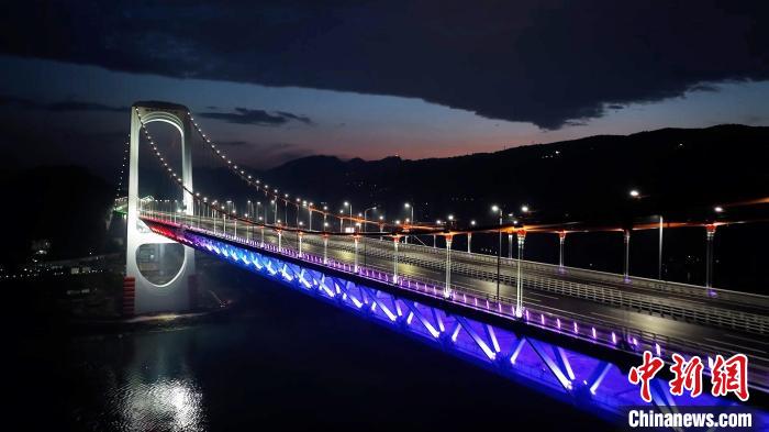 郭家沱长江大桥夜景灯饰正式启用。　中建照明供图