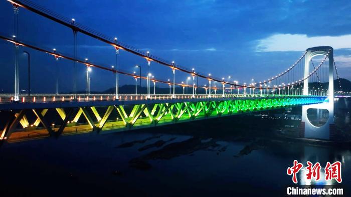 郭家沱长江大桥夜景灯饰正式启用。　中建照明供图