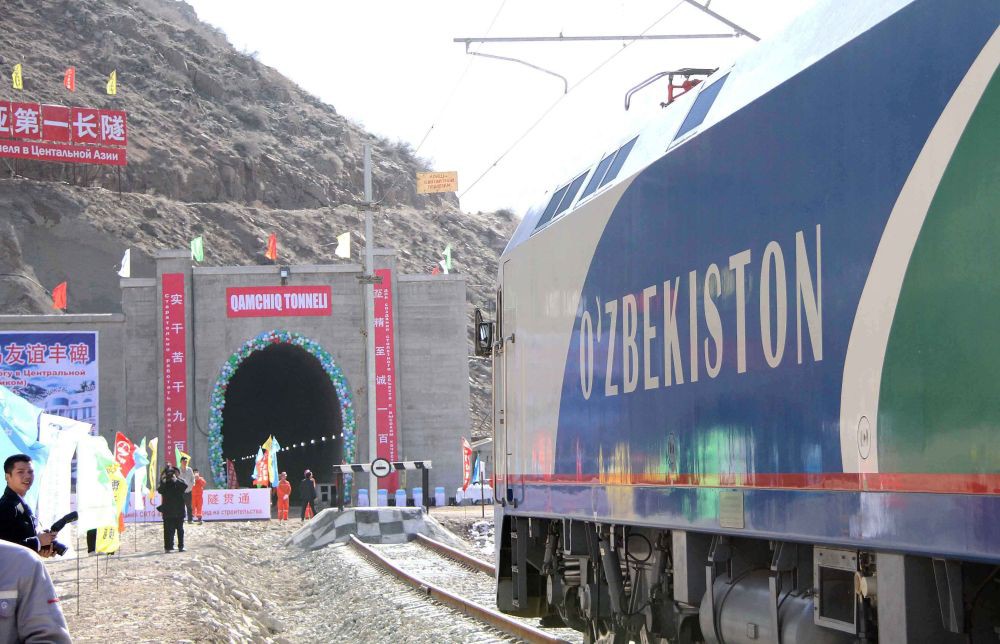 中铁隧道集团承担的乌兹别克斯坦安格连-帕普铁路卡姆奇克隧道全隧贯通（2016年2月27日摄）。新华社记者 沙达提 摄