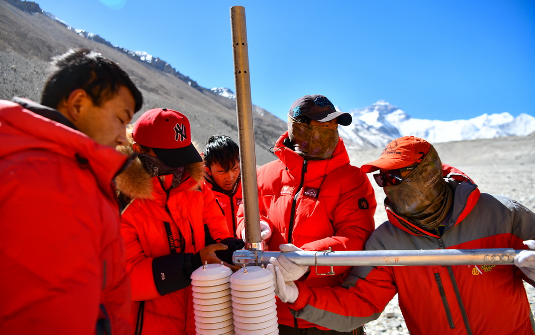 在珠峰登山大本营附近，科考登顶队员学习如何架设自动气象站（5月9日摄）。新华社记者 晋美多吉 摄