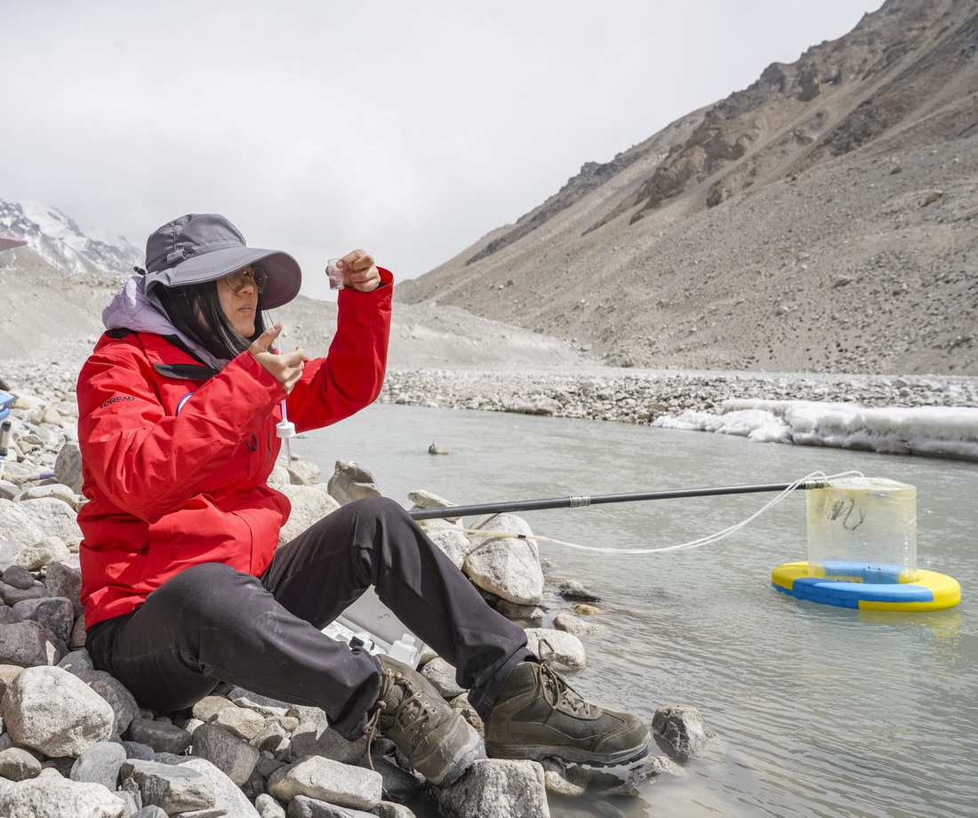 在珠峰登山大本营附近，科考人员检测绒布冰川末端水质（5月14日摄）。 新华社记者 孙非 摄