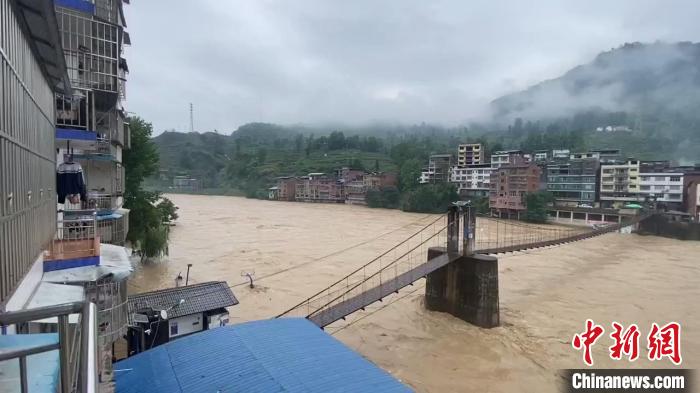 暴雨過后達(dá)州市境內(nèi)河流水位上漲?！堁?攝