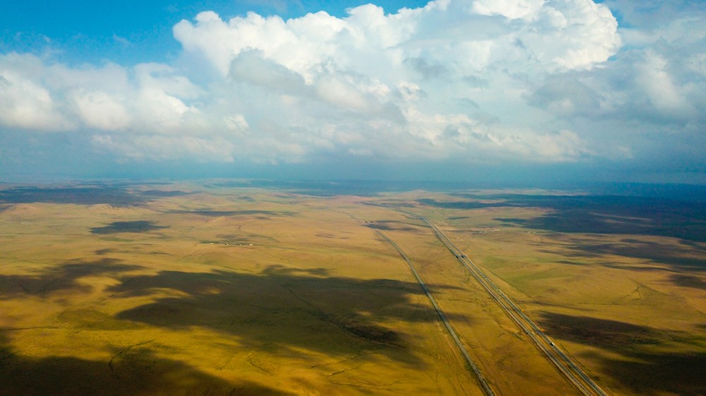 这是5月30日拍摄的内蒙古锡林郭勒盟苏尼特右旗境内的草原风光（无人机照片）。新华社记者 彭源 摄