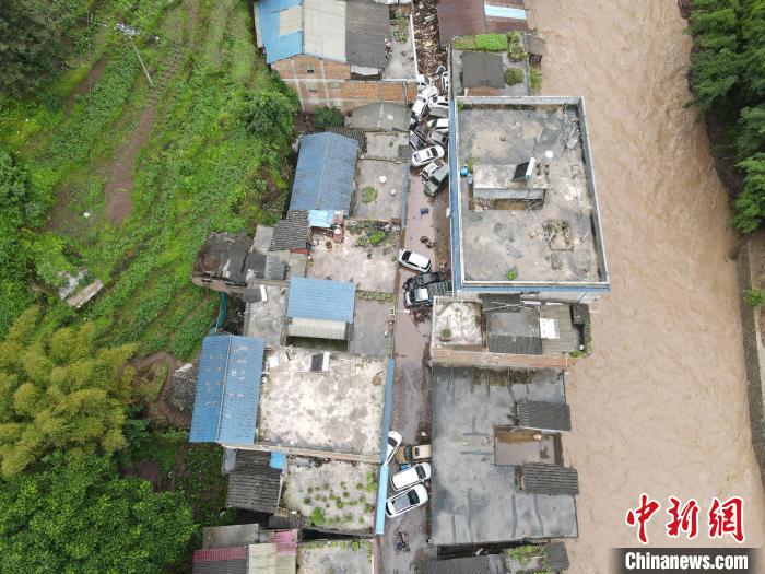云南彝良暴雨导致河水水位猛涨3人遇难1人失联