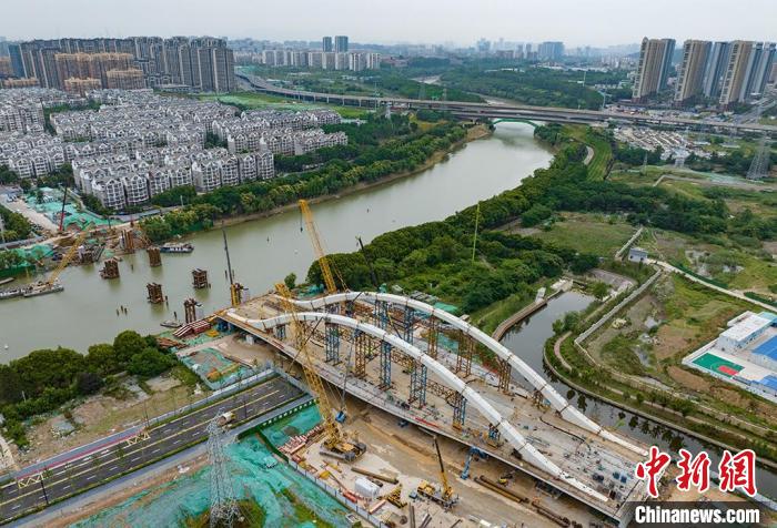 南京梅苑南路跨秦淮新河大桥施工现场。