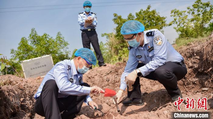 重慶警方破獲電鍍廠特大污染環(huán)境案涉案固體廢物1萬(wàn)余噸