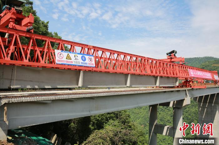 图为贵州桐新高速公路芭蕉湾特大桥在进行架设施工。　王毅 摄