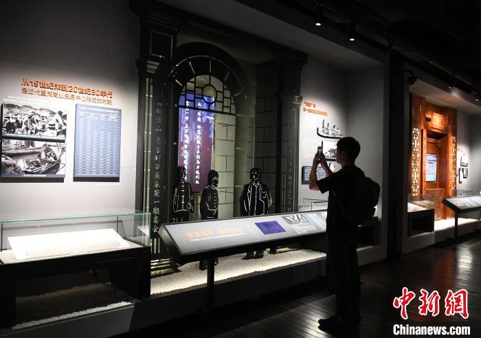 市民在重庆开埠历史陈列馆内参观。　周毅 摄