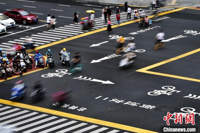 图为福州东街口“新版斑马线”亮相，有网友称，该路口变得像一盘巨大的“飞行棋”。　张斌 摄