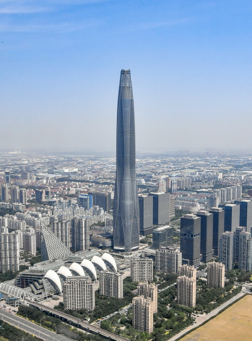 这是6月16日从直升机上拍摄的位于天津滨海新区的天津周大福金融中心。周大福金融中心是天津地标性建筑，总高度530米。
