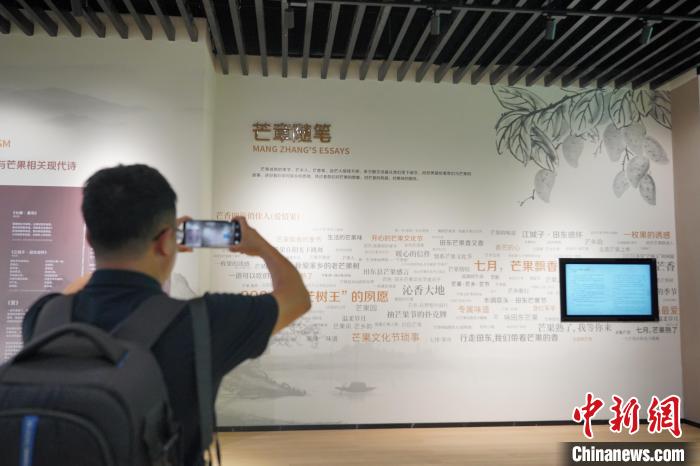 图为博览馆一展示墙吸引参观者拍照“打卡”。　韦国政 摄
