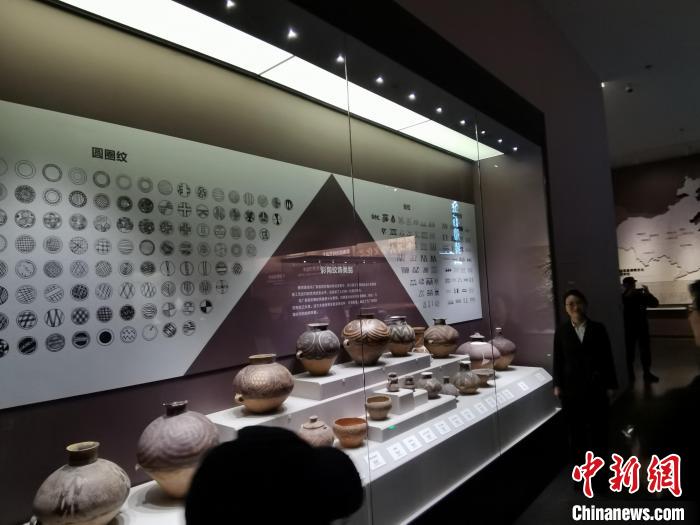 图为河湟文化博物馆展示的当地出土彩陶的纹饰类别。　张添福 摄