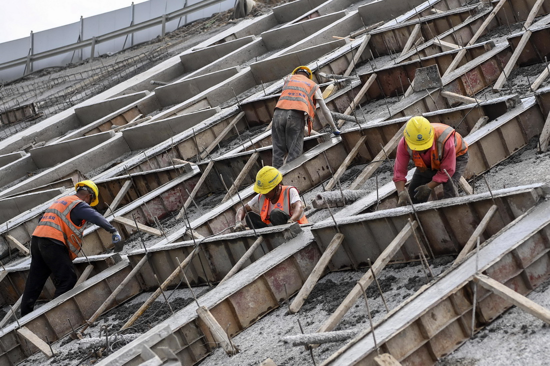7月1日，在平陆运河马道枢纽建设现场，工人在加固边坡。