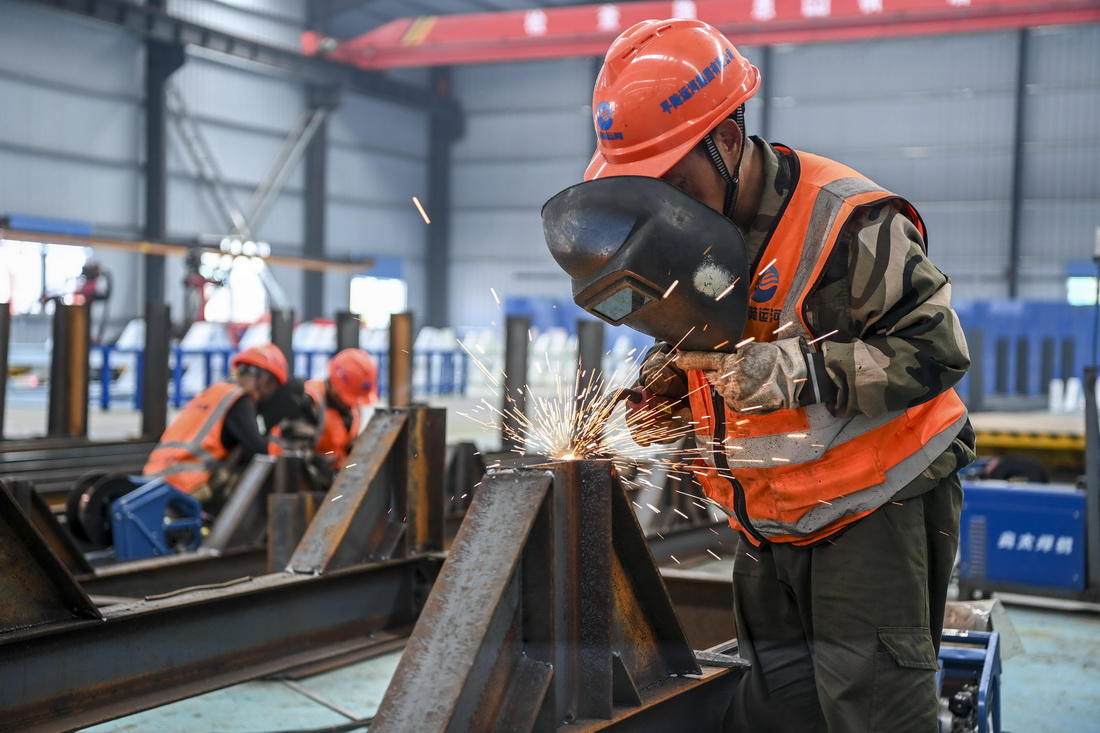 7月1日，在平陆运河马道枢纽建设现场，工人在进行焊接作业。