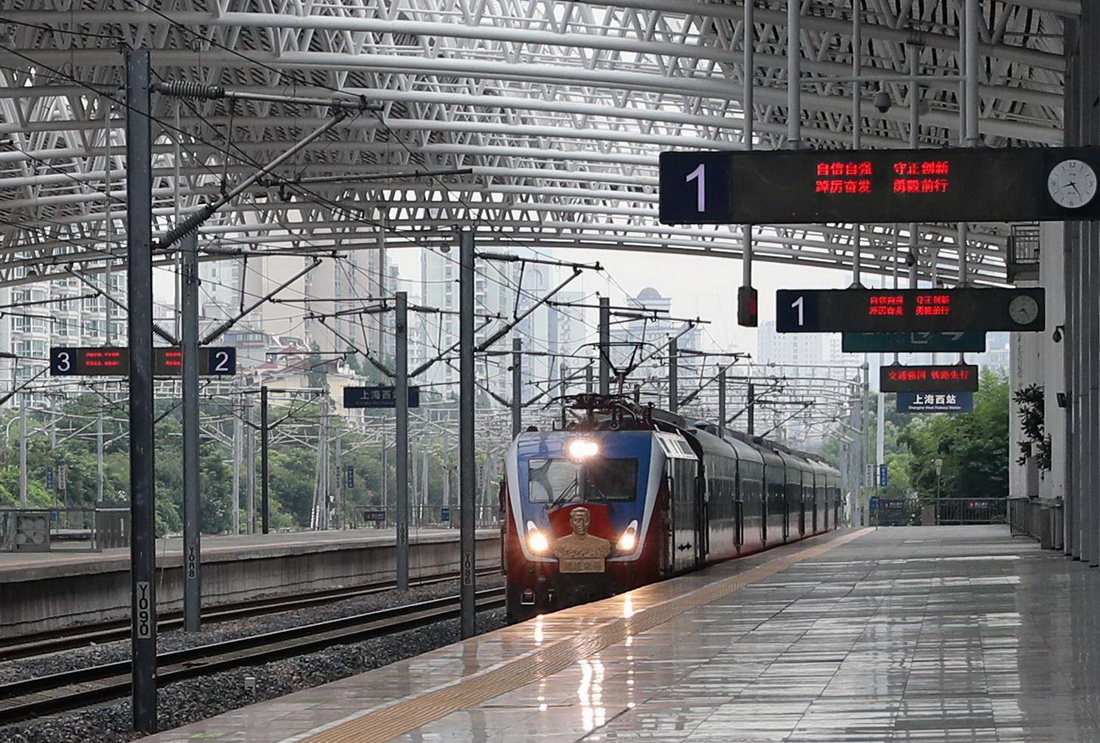 6月30日，上海至嘉兴的Y701次“南湖·1921”红色旅游列车抵达铁路上海西站。新华社记者 王翔 摄