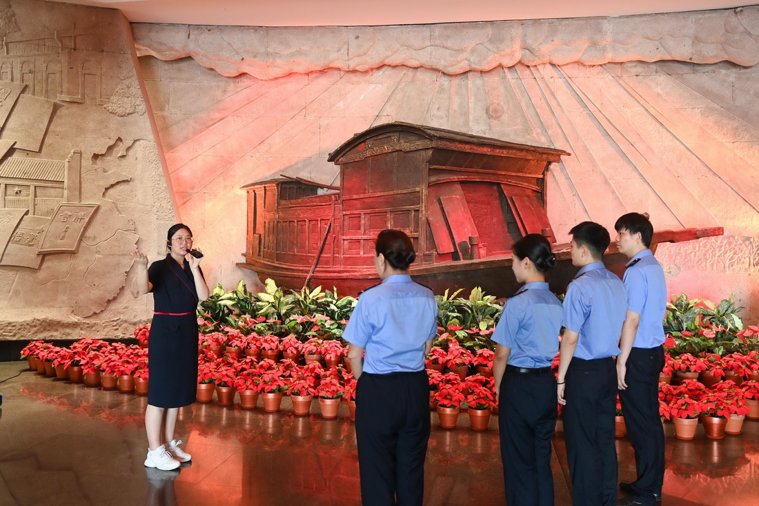 6月30日，南湖革命纪念馆讲解员（左）为红色旅游列车乘务组党员代表介绍历史陈列。新华社记者 黄宗治 摄