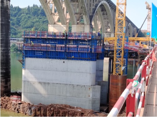 成南高速扩容工程桂花涪江特大桥主墩顺利出水面