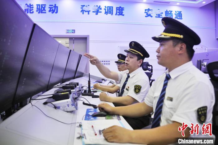 7月5日，朔黄铁路黄骅港站工作人员对站内信号进行盯控。　孟鑫 摄