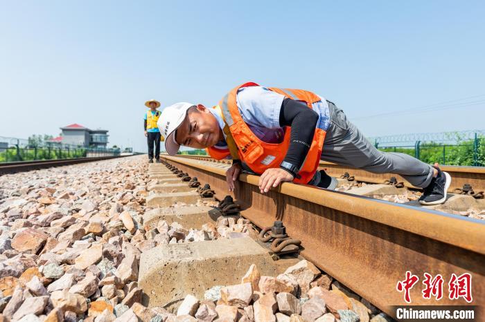 7月5日，朔黄铁路黄骅南工务工队对管内进行高温巡热作业。　孟鑫 摄