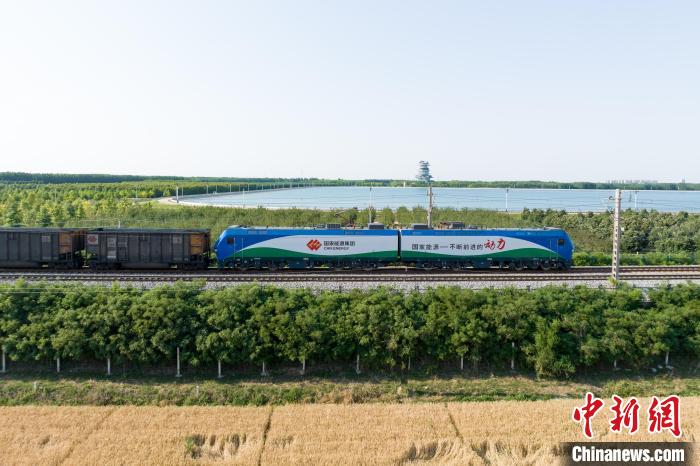 7月4日，朔黄铁路新上线不久的“国能号”机车驶过黄骅港。　孟鑫 摄