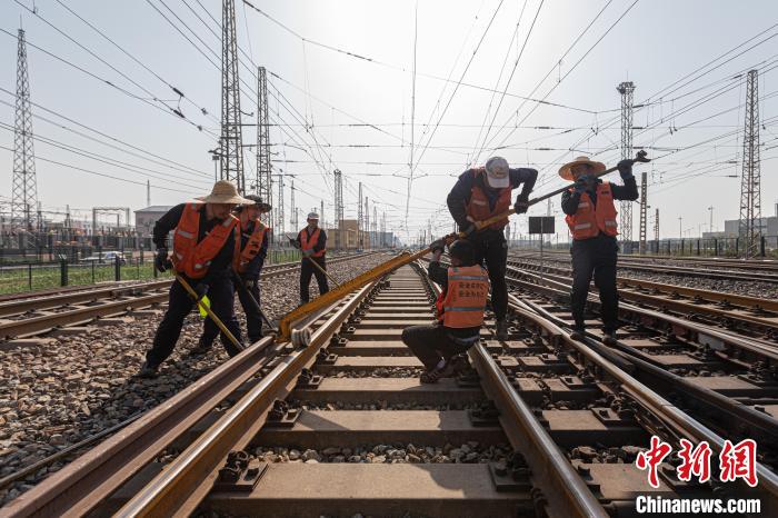 7月4日，朔黄铁路黄骅港工务工队对尖轨进行更换。　孟鑫 摄