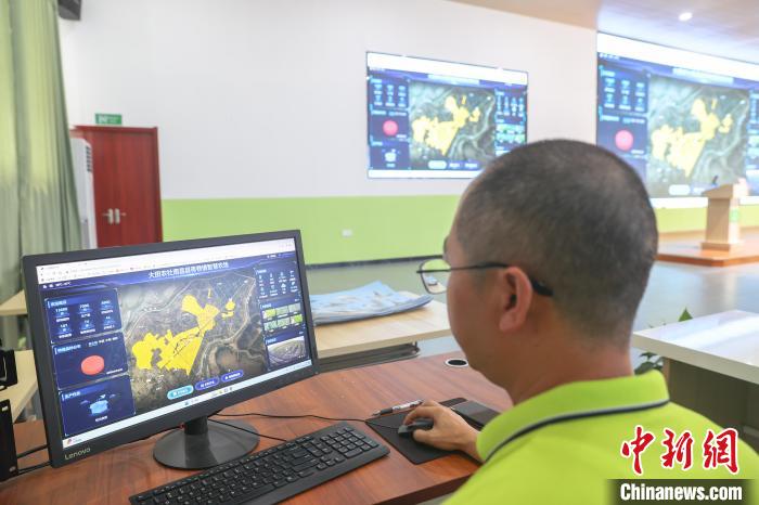 图为农业技术人员在电脑前使用大田智慧农业管理系统，对农业生产全过程进行数字化管理。　刘力鑫 摄